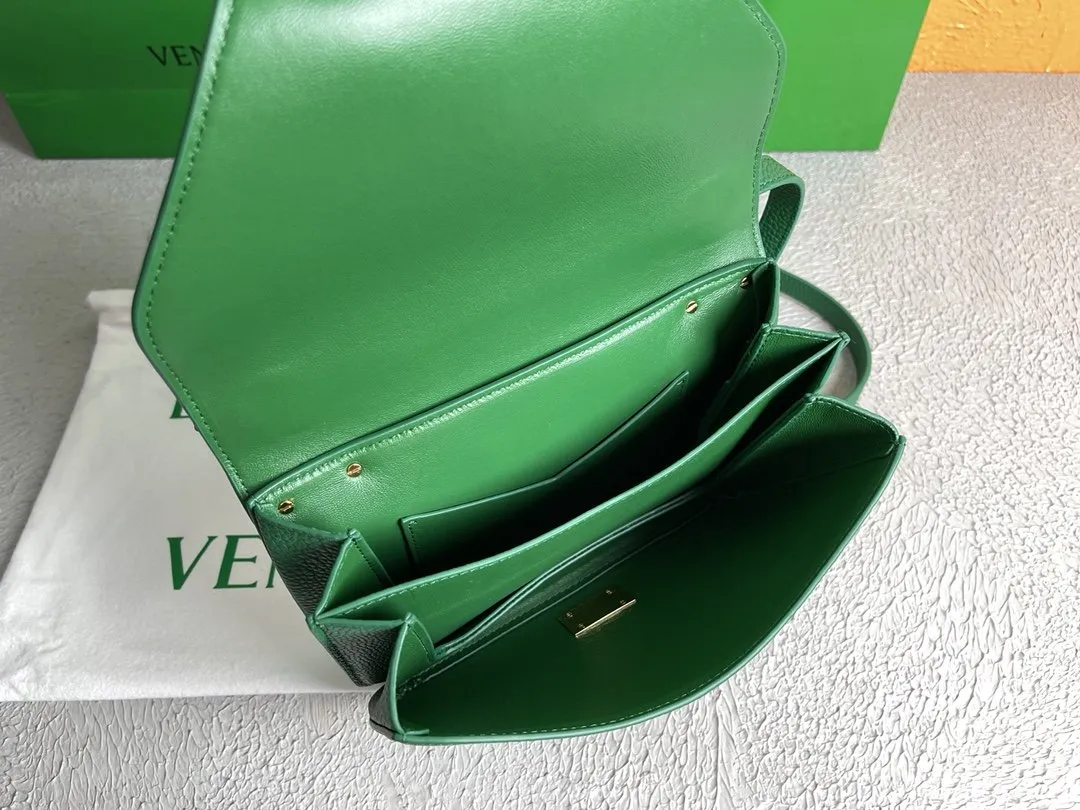 BV Mount Green, For Women, Women’s Bags 8.3in/21cm 667399V12M03113